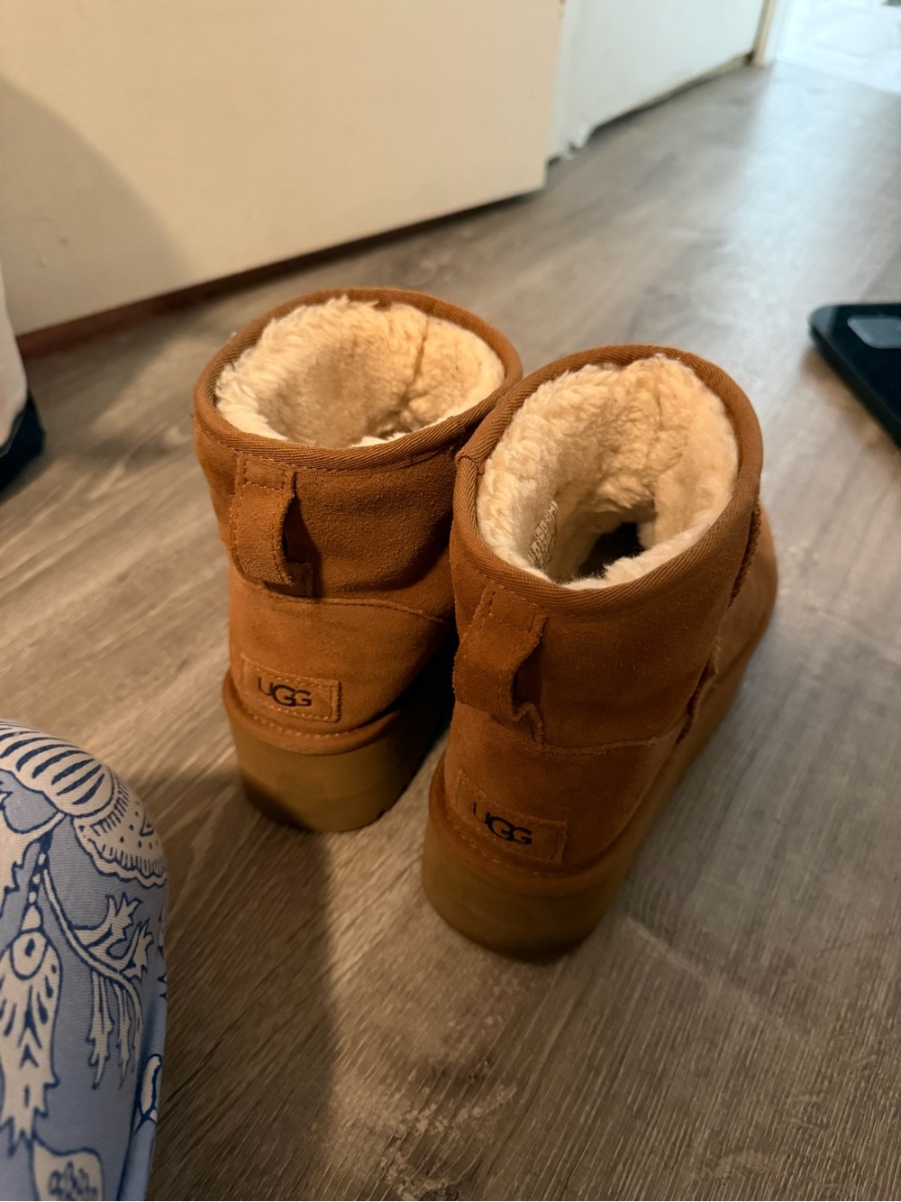 UGG Short Shearling Boot in Chestnut Brown